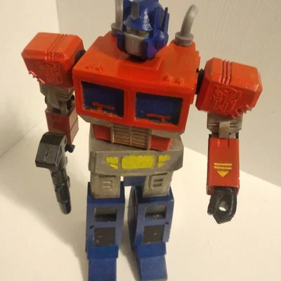 Mô hình Optimus Prime có thể cử động