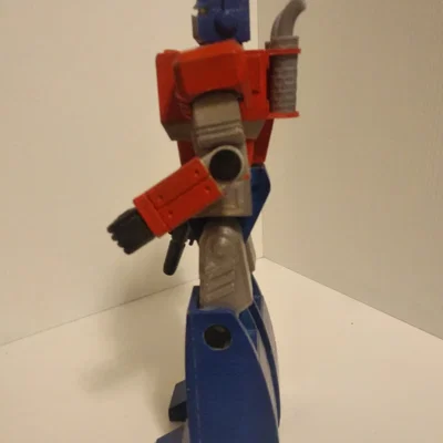 Mô hình Optimus Prime có thể cử động