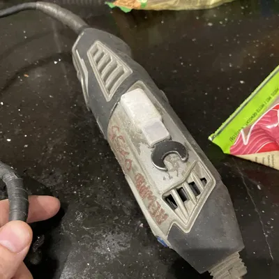 Kẹp giữ cờ lê Dremel gắn liền máy - Phải có!