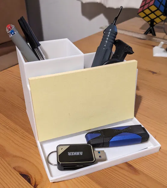 Kệ Đựng Đồ Văn Phòng Có Khe Cắm Giấy Post-it Rộng - Image 1