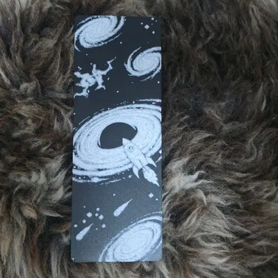 Kẹp Sách Phi Hành Gia Bay Qua Hố Đen Khoa Học Viễn Tưởng