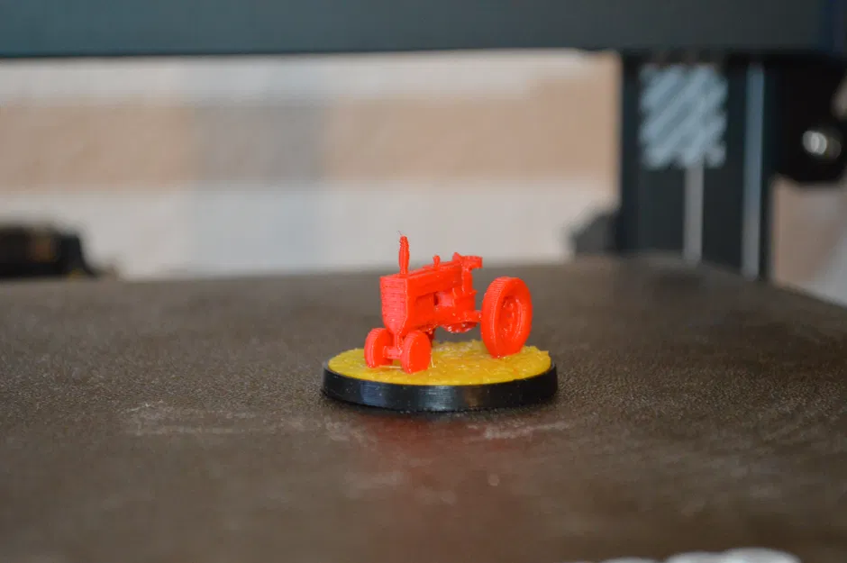 Mô Hình Máy Kéo Farmall 560 Kiểu "Crash Derby" - Image 2