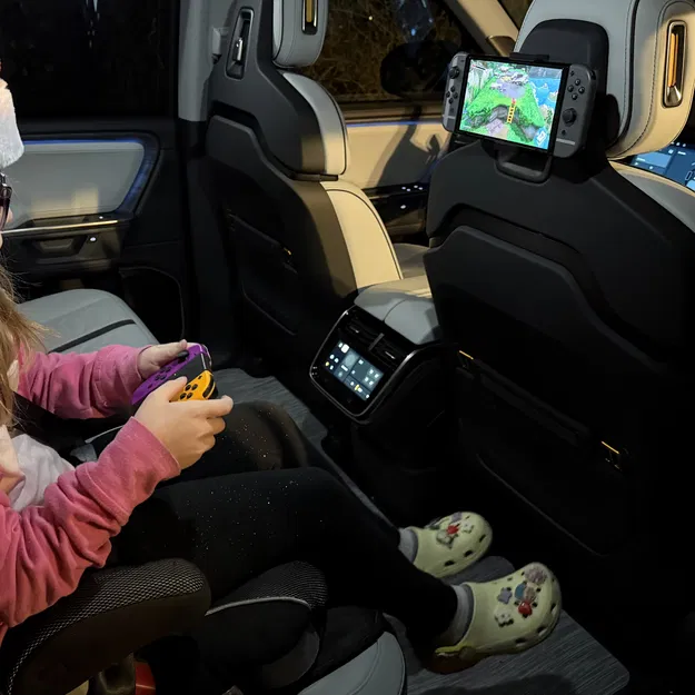 Giá đỡ ghế giữa Rivian cho Nintendo Switch - Image 3
