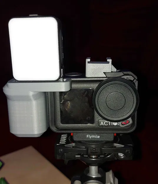 Tay cầm Osmo Action có khe cắm đèn (bởi Justin.D) - Image 1