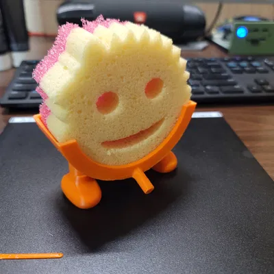 Giá Đỡ Scrub Daddy Đang Tiểu Tiện