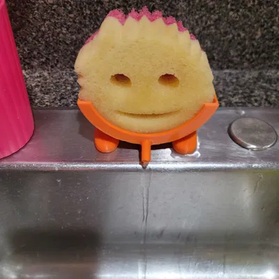 Giá Đỡ Scrub Daddy Đang Tiểu Tiện