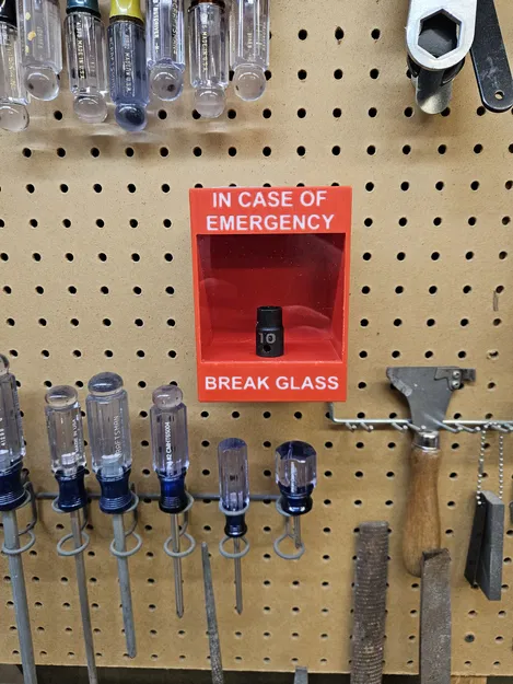 Trong trường hợp khẩn cấp, hãy phá kính - Image 1