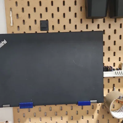 Kệ Gắn Thinkpad P52 Lên Bảng Skadis