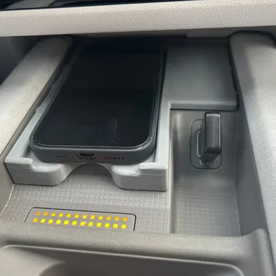 Giá Đỡ Sạc Không Dây Cho iPhone 16 Pro Trên Xe Hyundai Ioniq 6