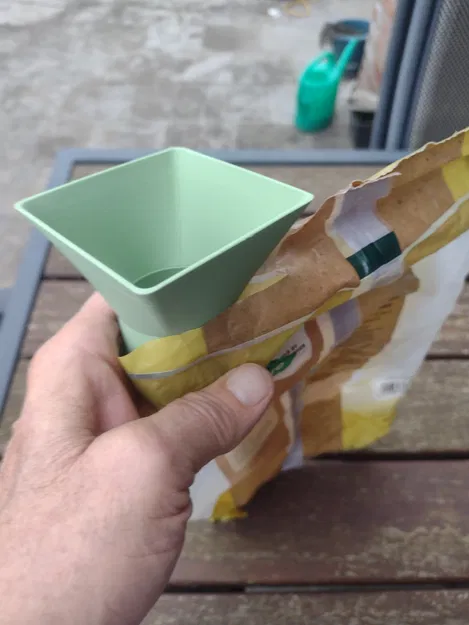 Phễu Lớn Đổ Hạt Đậu Khỉ Vào Túi - Image 1