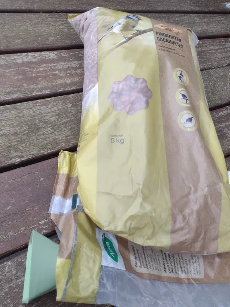 Phễu Lớn Đổ Hạt Đậu Khỉ Vào Túi - Image 3