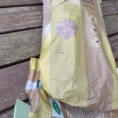 Phễu Lớn Đổ Hạt Đậu Khỉ Vào Túi