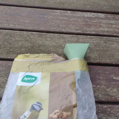 Phễu Lớn Đổ Hạt Đậu Khỉ Vào Túi