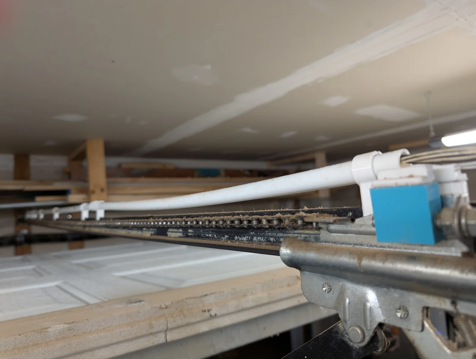 Giá đỡ ống dẫn cửa gara v2 1