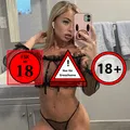 Cô Gái Sexy Cầm Điện Thoại - Thumbnail 1