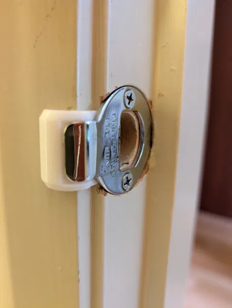 Chặn Vướng Quần Áo | Bảo Vệ Chốt Cửa - Image 1