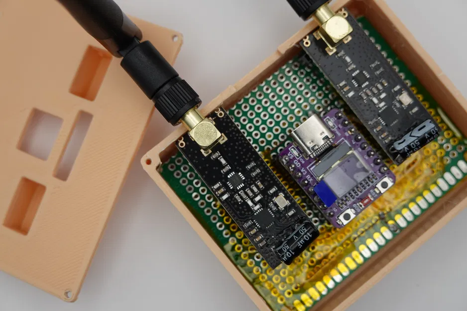 Hộp đựng ESP32 C3 Mini OLED với nRF24L01 - Image 1