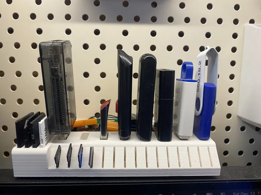 Giá đỡ USB & Thẻ Micro SD kèm Khay cho Pegboard - Image 1
