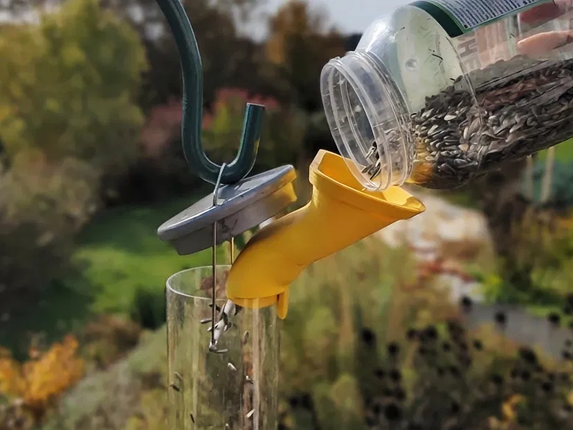 Phễu Đổ Thức Ăn Chim - Image 1