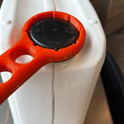 Dụng Cụ Mở Nắp Bình Xăng 5 Lít