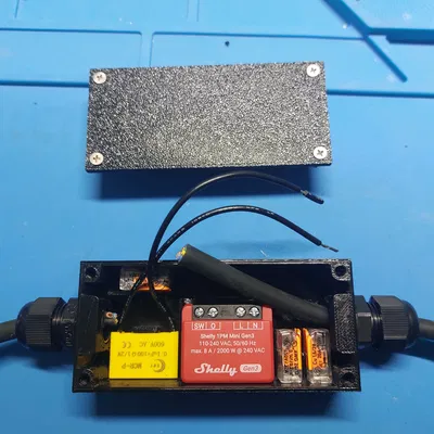 Vỏ Shelly 1 PM mini Gen3 với các loại đầu nối cáp và chỗ cho RC Snubber