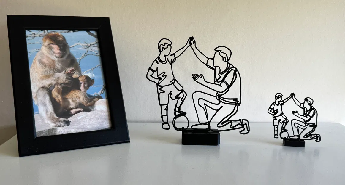 Tượng điêu khắc Line Art Người cha và Con trai Cùng Chơi Bóng Đá - Image 1