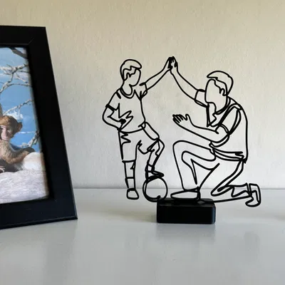 Tượng điêu khắc Line Art Người cha và Con trai Cùng Chơi Bóng Đá