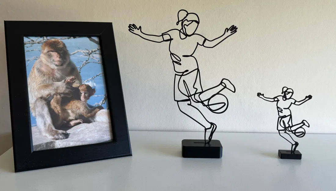 Tượng Điêu Khắc Line Art Nữ Cầu Thủ Bóng Đá - Image 1