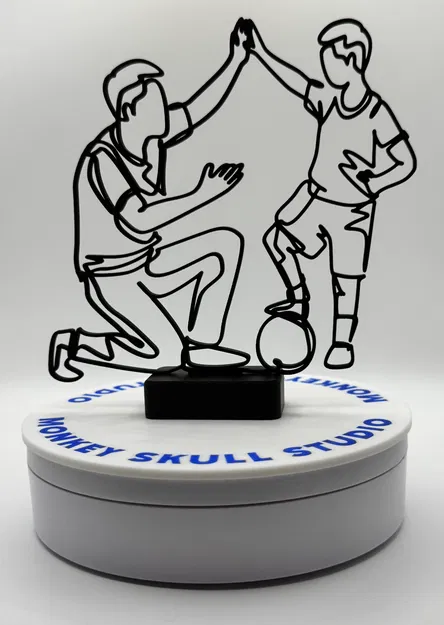 Tượng điêu khắc Line Art Người cha và Con trai Cùng Chơi Bóng Đá - Image 2