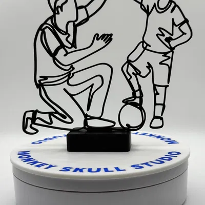 Tượng điêu khắc Line Art Người cha và Con trai Cùng Chơi Bóng Đá