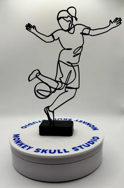 Tượng Điêu Khắc Line Art Nữ Cầu Thủ Bóng Đá - Image 2