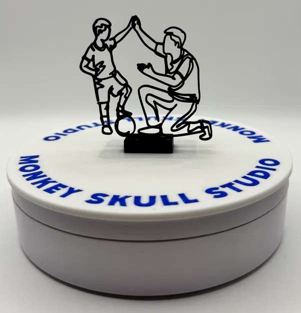 Tượng điêu khắc Line Art Người cha và Con trai Cùng Chơi Bóng Đá - Image 3