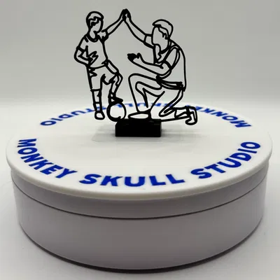 Tượng điêu khắc Line Art Người cha và Con trai Cùng Chơi Bóng Đá