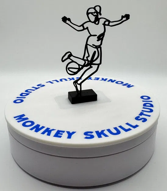 Tượng Điêu Khắc Line Art Nữ Cầu Thủ Bóng Đá - Image 3