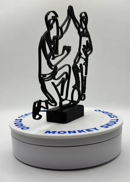 Tượng điêu khắc Line Art Người cha và Con trai Cùng Chơi Bóng Đá - Image 4