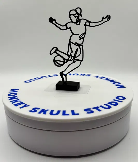 Tượng Điêu Khắc Line Art Nữ Cầu Thủ Bóng Đá - Image 4