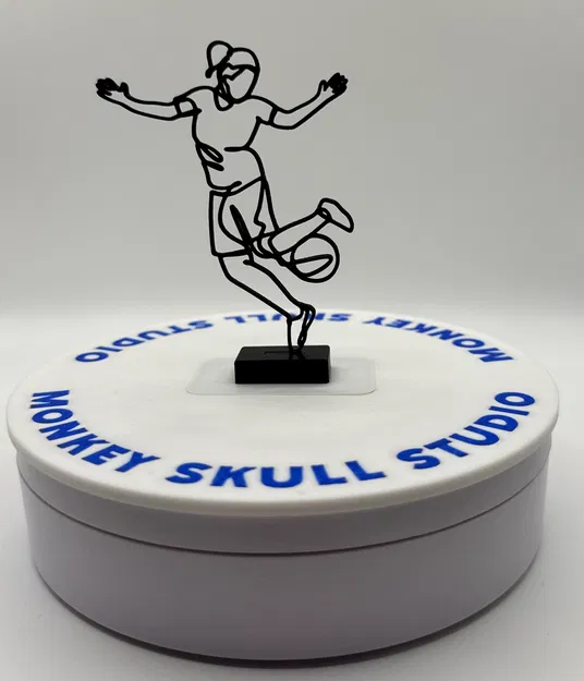 Tượng Điêu Khắc Line Art Nữ Cầu Thủ Bóng Đá - Image 5