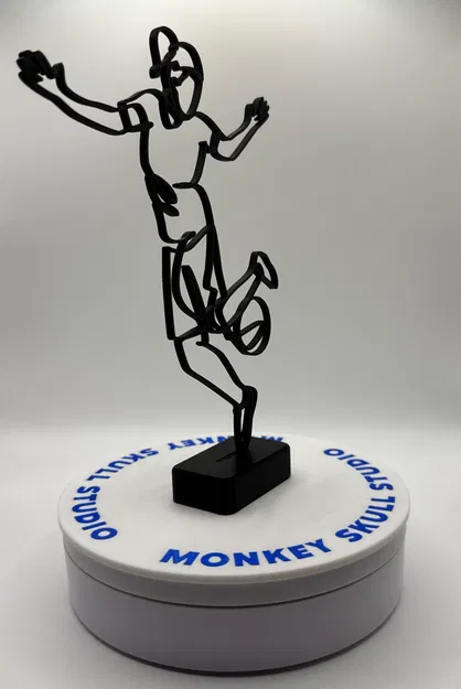 Tượng Điêu Khắc Line Art Nữ Cầu Thủ Bóng Đá - Image 6