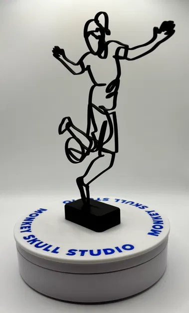 Tượng Điêu Khắc Line Art Nữ Cầu Thủ Bóng Đá - Image 8