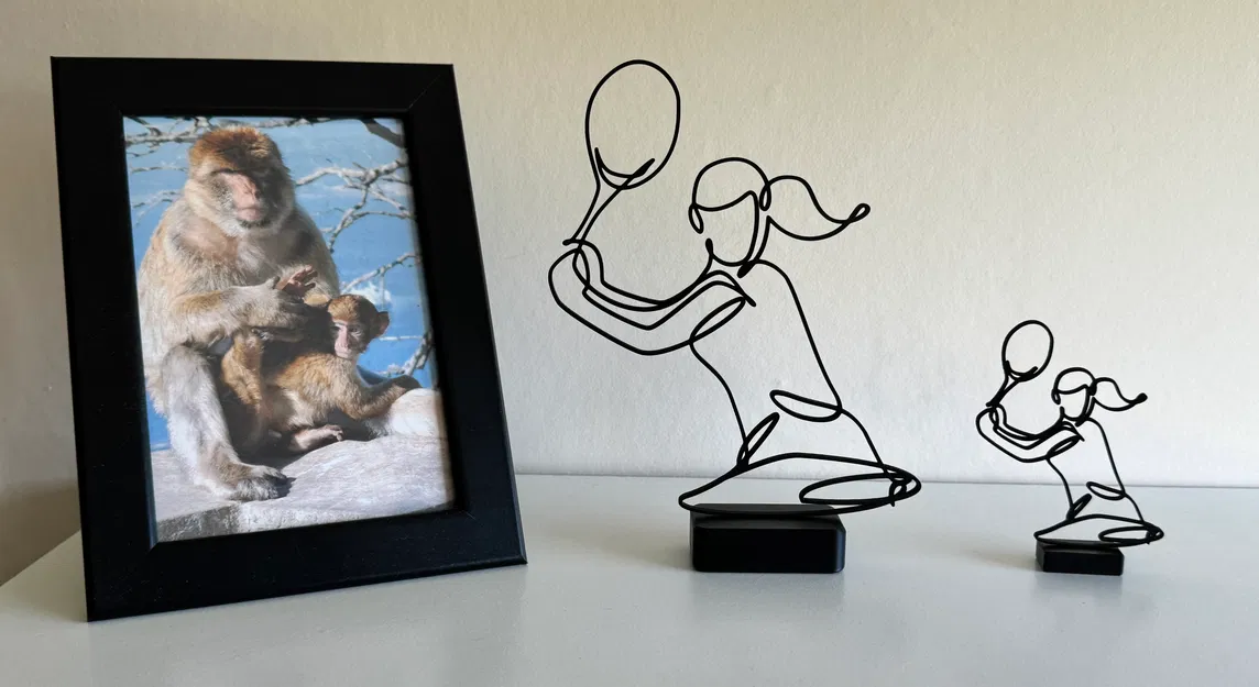 Tượng Line Art Cô Gái Chơi Tennis - Image 1