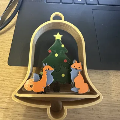 Chuông Noel với cây thông và cáo