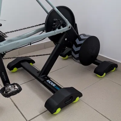 Chân đế Rocker Wahoo Kickr Core V2 (Bóng Tennis)