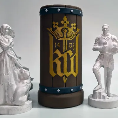 Chân Đế Lon Bia Kiểu Thùng Gỗ & Logo KCD (Kingdom Come: Deliverance)