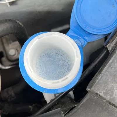 Phễu châm nước rửa kính chắn gió