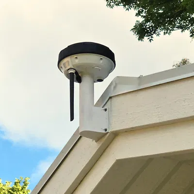 Giá đỡ anten Mammotion Luba RTK gắn tường kèm nắp chụp mùa đông