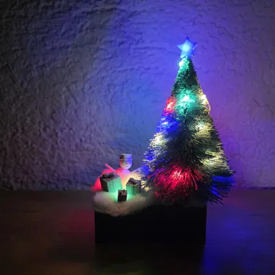 Cây thông Noel có đèn và người tuyết