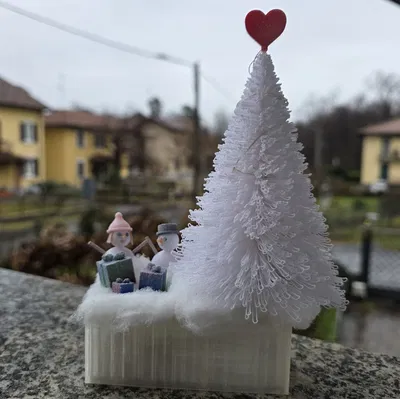 Cây thông Noel có đèn và người tuyết