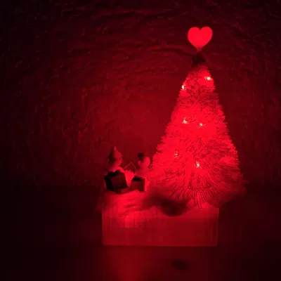 Cây thông Noel có đèn và người tuyết