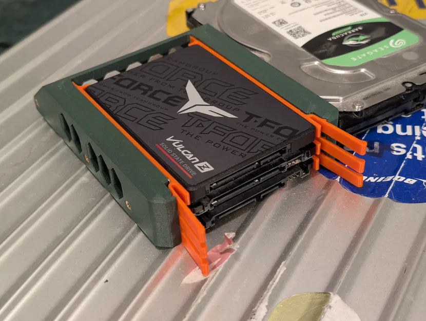 Adapter Chuyển Đổi Ổ Cứng 2.5" SSD Sang Khay 3.5" HDD Ba Ổ Đĩa, Không Cần Dụng Cụ - Image 1