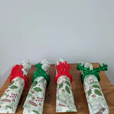 Chân giữ khăn ăn Giáng Sinh: Hộp quà, Cây thông, Nón ông già Noel và Tuần lộc